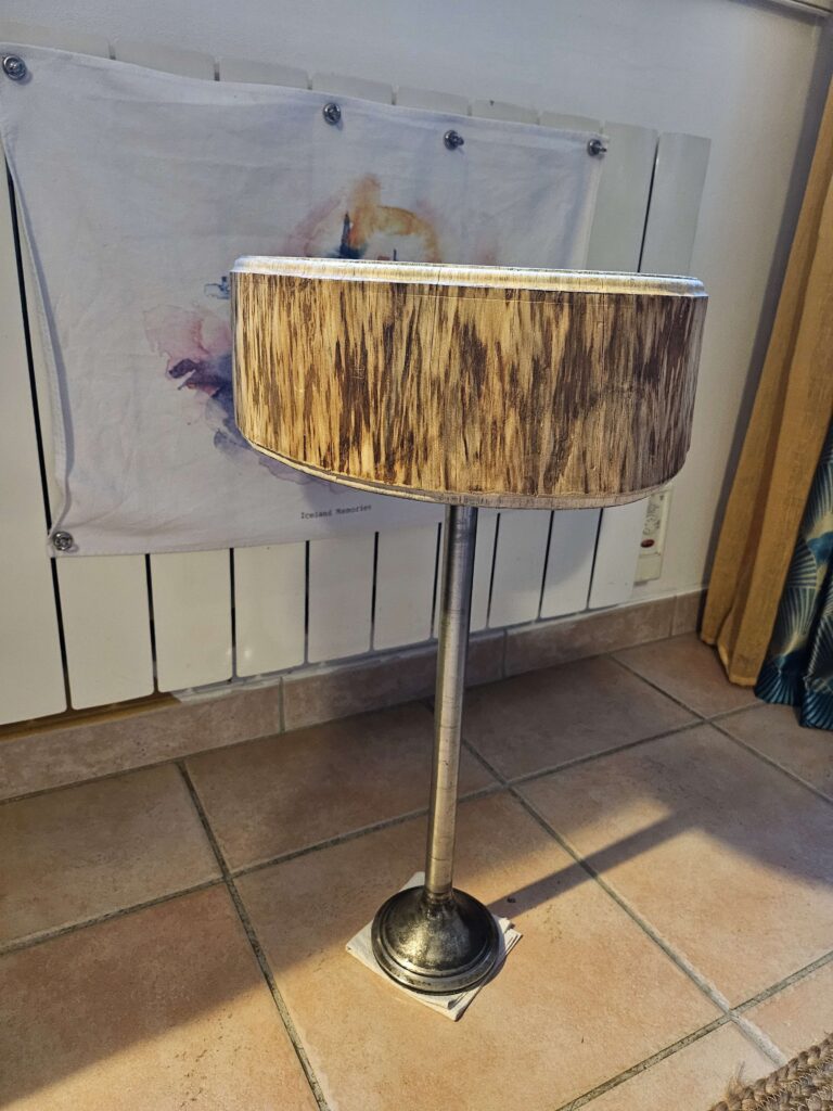 table d'appoint vernie avec de l'epoxy