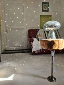 table d'appoint avec une lampe disco dessus